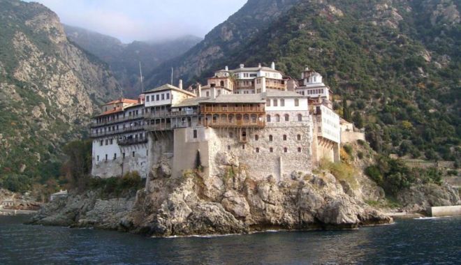 Focar uriaș de COVID-19 în mănăstirile de pe Muntele Athos