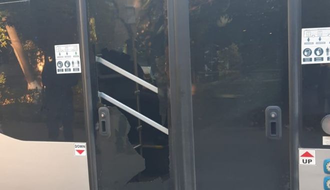 VIDEO. Incident grav la Constanţa. Geamurile unui autobuz nou CT BUS, sparte cu piatra, în mers