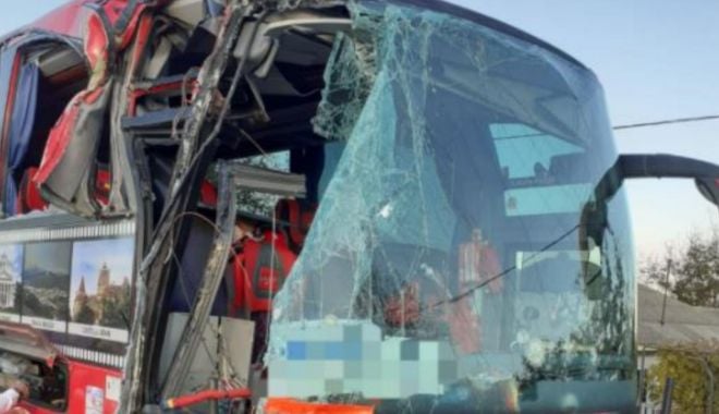 Autocar cu 26 de persoane, implicat într-un accident, în Neamț - O victimă