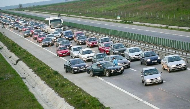 TRAFIC INTENS PE SENSUL CĂTRE LITORAL, pe AUTOSTRADA SOARELUI
