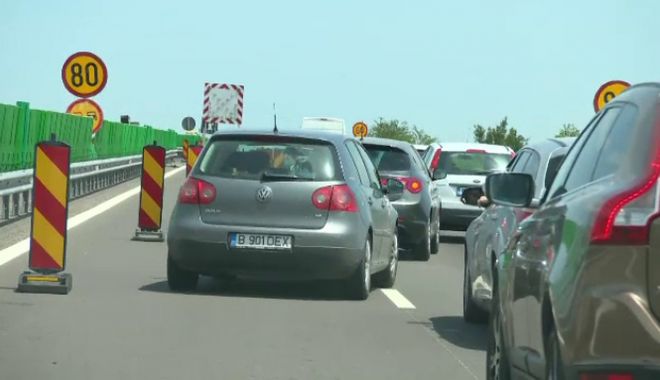 Aglomerație pe drumurile din stațiunile de la munte și de la mare