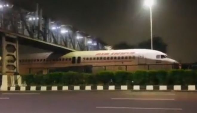 Un avion Air India a rămas blocat sub un pod în timp ce era transportat