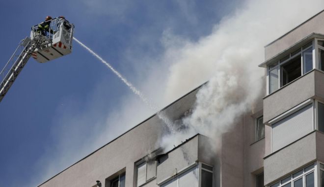 Incendiu la un bloc de locuințe din Neamț: A aruncat țigara la întâmplare și a luat foc balconul