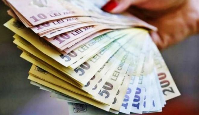 Un bărbat fără adăpost a găsit 20.000 de lei pe stradă și a preferat să ducă banii la Poliție