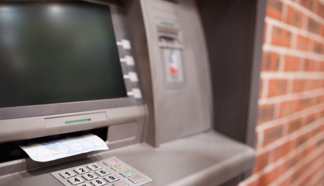 Trei persoane, reținute, după ce ar fi folosit un card furat, pentru a scoate bani de la bancomate