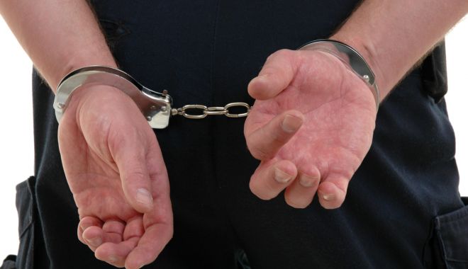 Reţinut pentru pornografie infantilă şi şantaj. A păcălit o minoră să-i dea poze indecente şi apoi a ameninţat-o că le postează