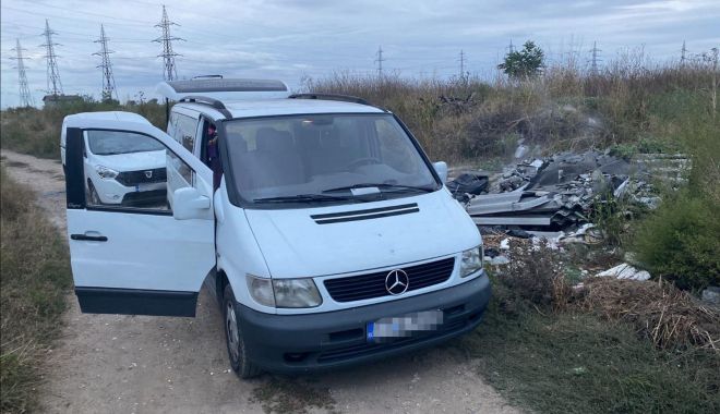 Bărbaţi prinşi aruncând gunoaie pe un teren viran, în Constanţa. Le-au fost confiscate maşinile