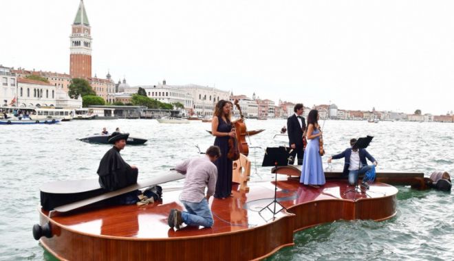 Momente inedite în Veneția. Omagiu adus victimelor Covid pe o barcă imensă în formă de vioară