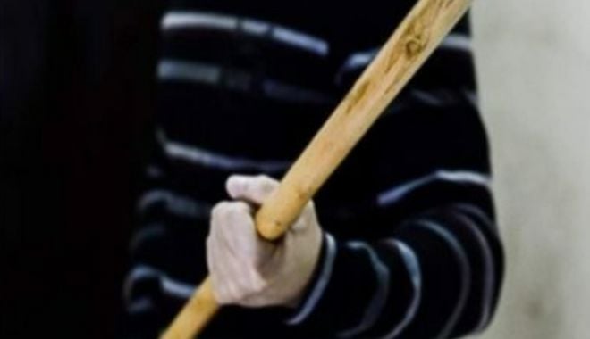 Bărbat bătut cu mătura de propria soție
