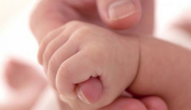O mamă minoră a fugit cu bebelușul bolnav de Covid-19 din spital