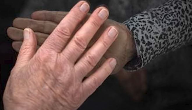 Un bătrân din Călăraşi şi-a privit soţia murind şi apoi a rămas singur, abia respirând: "Nu se ştie când a murit"
