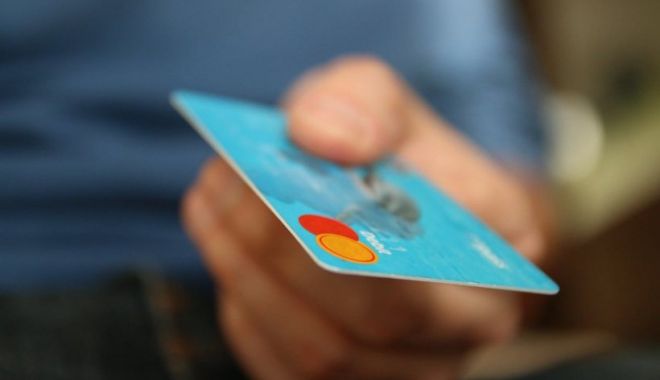 Un tânăr din Alba Iulia a găsit pe stradă un card și a cheltuit sute de lei
