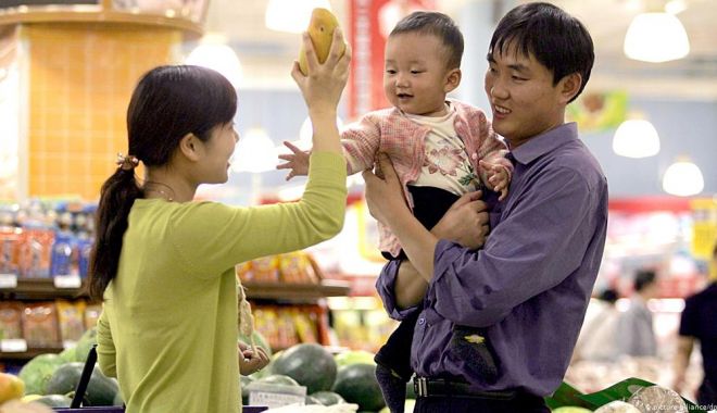Chinezii vor avea voie să facă trei copii, în loc de doi