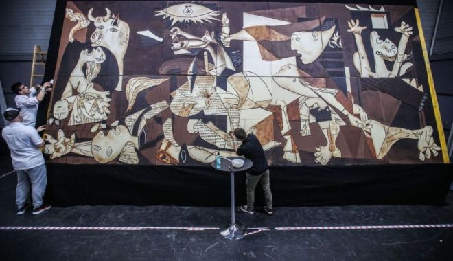 O replică din ciocolată a tabloului „Guernica”, expusă la cea de-a 26 ediției a Salonului Ciocolatei din Paris