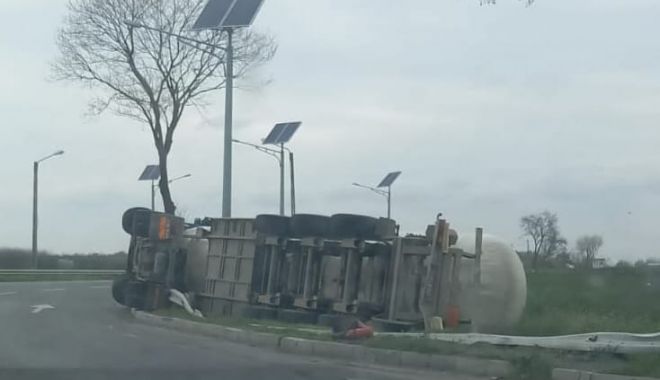 Cisternă plină cu combustibil, răsturnată în apropierea Aeroportului Mihail Kogălniceanu