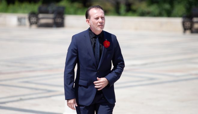 Premierul Florin Cîţu s-a relaxat pe plajă la Vama Veche. „Sezonul ar trebui să fie mai lung”