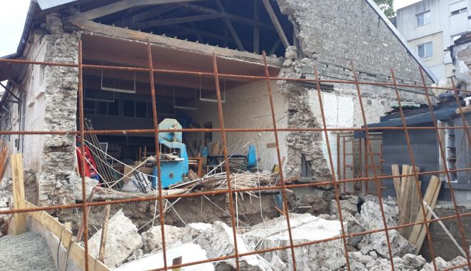 La un pas de tragedie. Peretele unei clădiri părăsite s-a prăbuşit