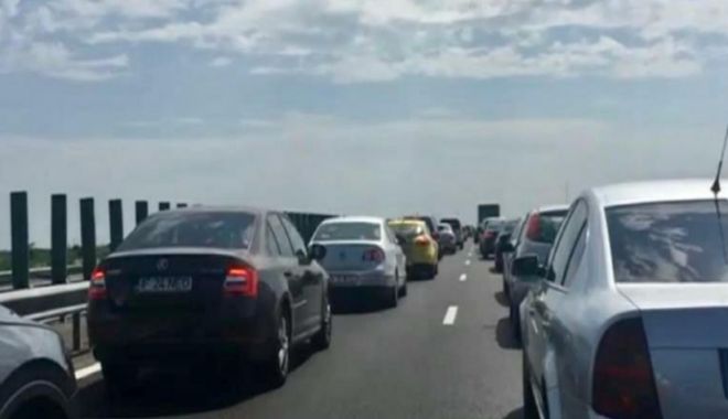 Trafic restricţionat duminică pe A2 după ce s-au produs două accidente în care au fost implicate şapte maşini