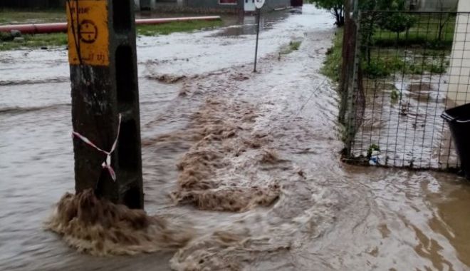 Peste 150 de avertizări meteo în doar 24 de ore. Multe dintre ele au fost coduri roșii