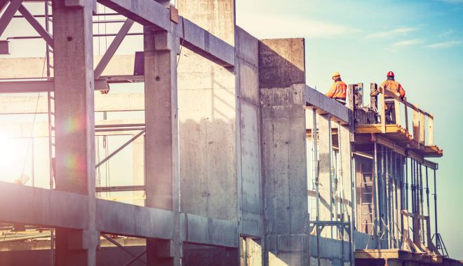 Constructorii iau în calcul suspendarea lucrărilor pe şantiere