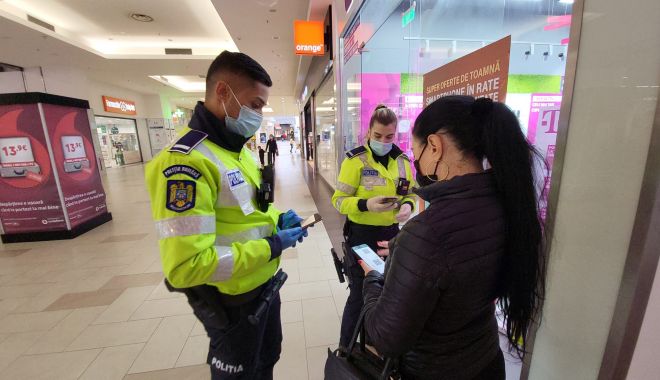 Controale în mall-uri. Poliţiştii verifică certificatele verzi