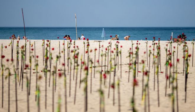 Plaja Copacabana acoperită de trandafiri roşii în memoria celor 500.000 de brazilieni răpuşi de Covid-19