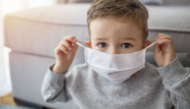 Copii până în 12 ani sunt exceptaţi de la măsura carantinării şi obligativităţii prezentării unui test RT-PCR