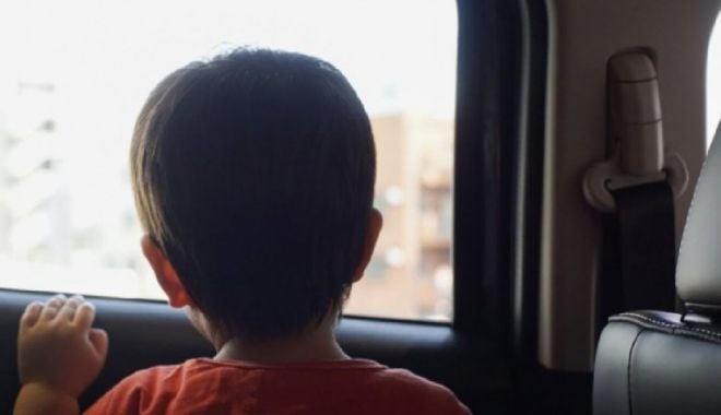 Copil de 2 ani rămas blocat în maşină, salvat de pompierii din Vrancea