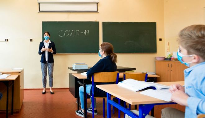 Ministrul Educației propune ca elevii din clasele terminale în scenariul roşu să revină la cursuri cu efectivul complet