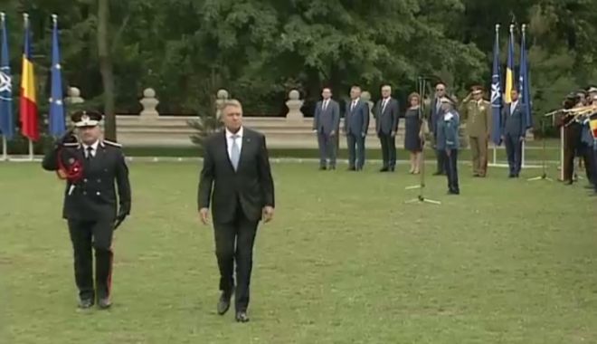 Preşedintele Iohannis a decorat drapelul de luptă al IGSU şi pe comandanţii pompierilor care au acţionat în Grecia