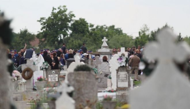 Un muncitor a murit în cimitirul din Brad, după ce s-a răsturnat cu utilajul