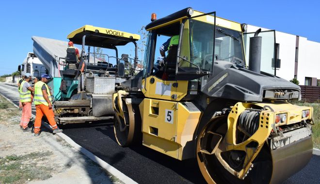 Primăria Cumpăna continuă lucrările de asfaltare în comună