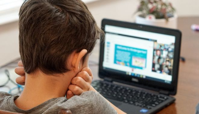 Situaţie critică în şcoli. Zeci de clase intră în online, zilnic