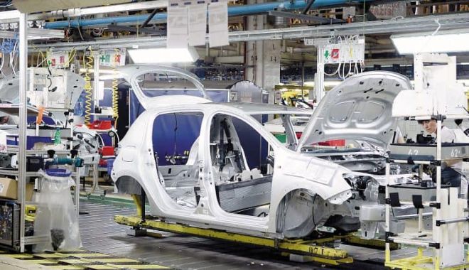 Criza microcipurilor a înjumătăţit producţia de maşini la uzinele Dacia şi Ford