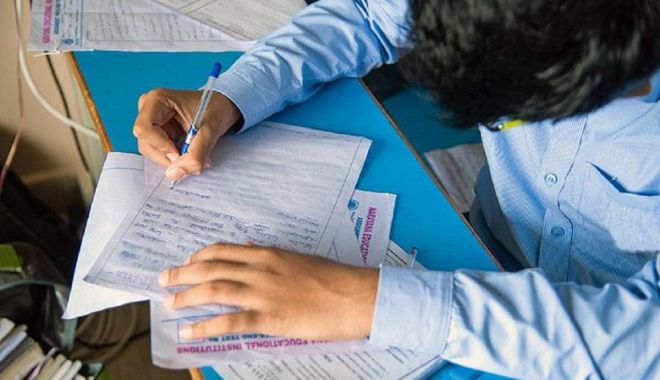 Doi elevi, eliminaţi la ultima probă a Bacului. Aveau notiţe între foile de examen
