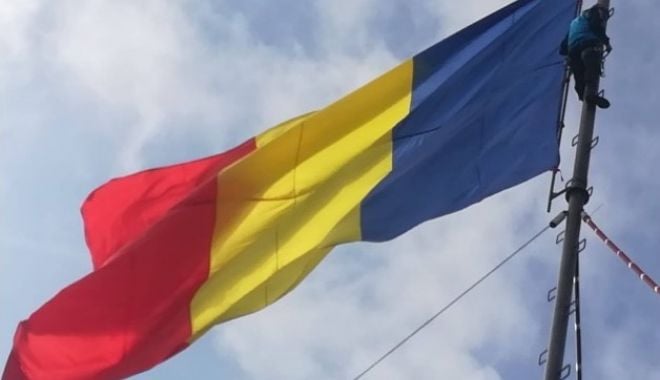 Drapelul de pe Tâmpa, înlocuit inainte de venirea iernii