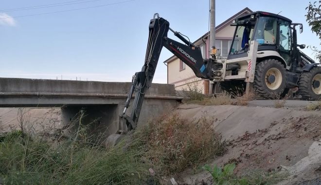 Pregătiri pentru ploile de toamnă. Echipele Apelor Române curăţă văile pentru a preveni inundaţiile