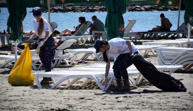 GALERIE FOTO. Elevii militari au făcut curăţenie pe plaja din Mamaia