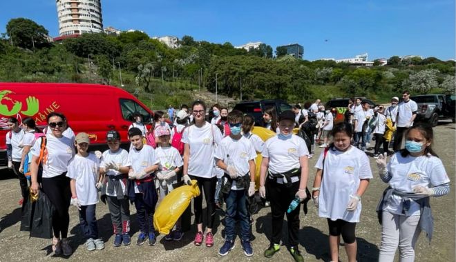 Elevii Şcolii „Mihail Koiciu” au curăţat plaja Modern