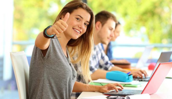 Elevii cu medii maxime la examenele naţionale şi profesorii lor, premiaţi cu câte de 1.000 lei