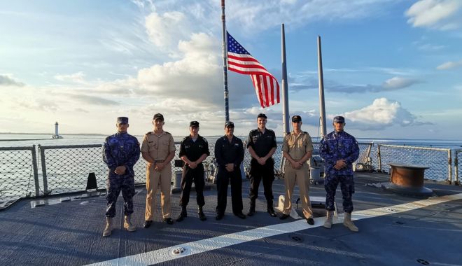 Elevi militari, instruire practică la bordul unui distrugător american