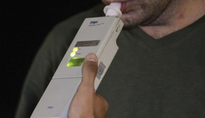 Un șofer a fost prins de două ori beat la volan în aceeași seară. Bărbatul avea o alcoolemie imensă