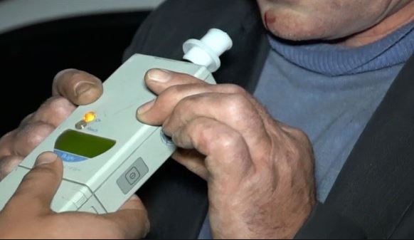 Un șofer beat a dat etilotestul peste cap, după ce a izbit o mașină parcată și zidul unui bloc, în Alba