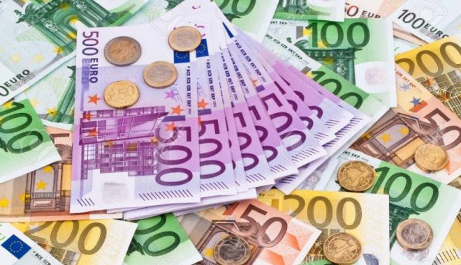 Euro a atins vineri un nou maxim istoric în raport cu leul