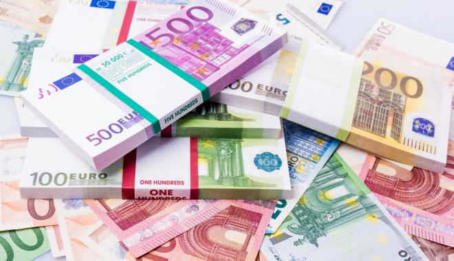 Euro urcă la un nou maxim istoric față de leu