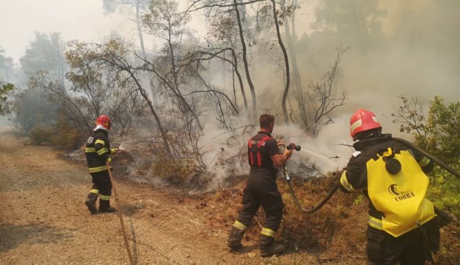 Pompierii români care ajută la stingerea incendiilor din Grecia vor fi cazaţi gratuit în Thassos vara viitoare