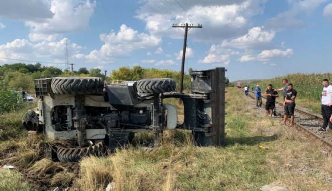 Un bărbat care conducea un excavator a fost lovit de tren