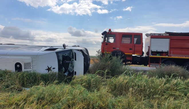GALERIE FOTO. ACCIDENT între un MICROBUZ și DOUĂ MAȘINI, la Tariverde! Sunt CINCI VICTIME