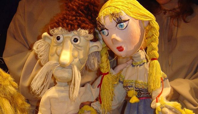 „Fata babei şi fata moşneagului”, pe scena Teatrului „Căluţul de mare”