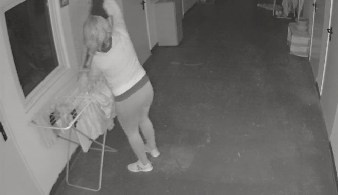 Femeie, surprinsă de camere în cartierul Henri Coandă furând rufe puse la uscat